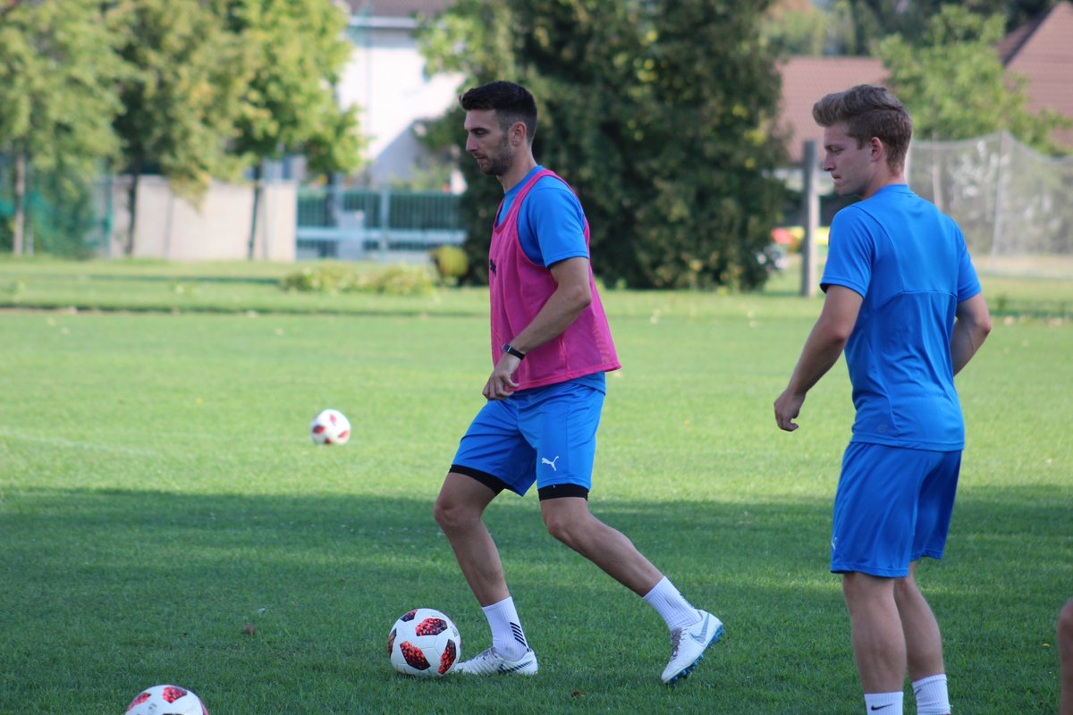 FACWien's tweet photo. Zurück im Training ⚽️👍🏼 Nach seiner Verletzung stand Stefan #Umjenovic heute Vormittag zum ersten Mal wieder mit der Mannschaft auf dem Platz 😀💙 #FAC #Wirfürden21 #comebackstronger https://t.co/qhCxFcWIO8