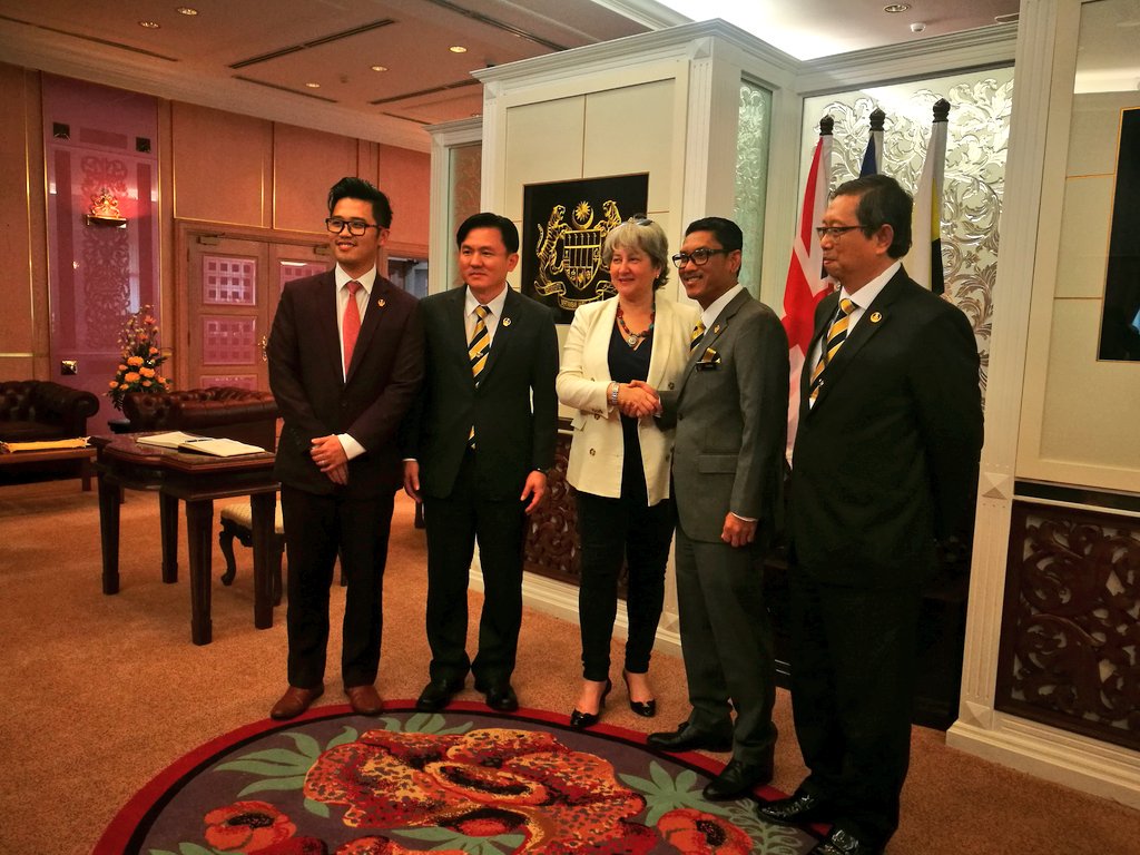 ipohechomy's tweet photo. British High Commissioner, @VickiTreadell paid a visit to Menteri Besar Perak, Ahmad Faizal Azumu today at his office. 

Accompanied by Howard Lee, Paul Yong and Nizar Jamaluddin. https://t.co/csFaXklzlz