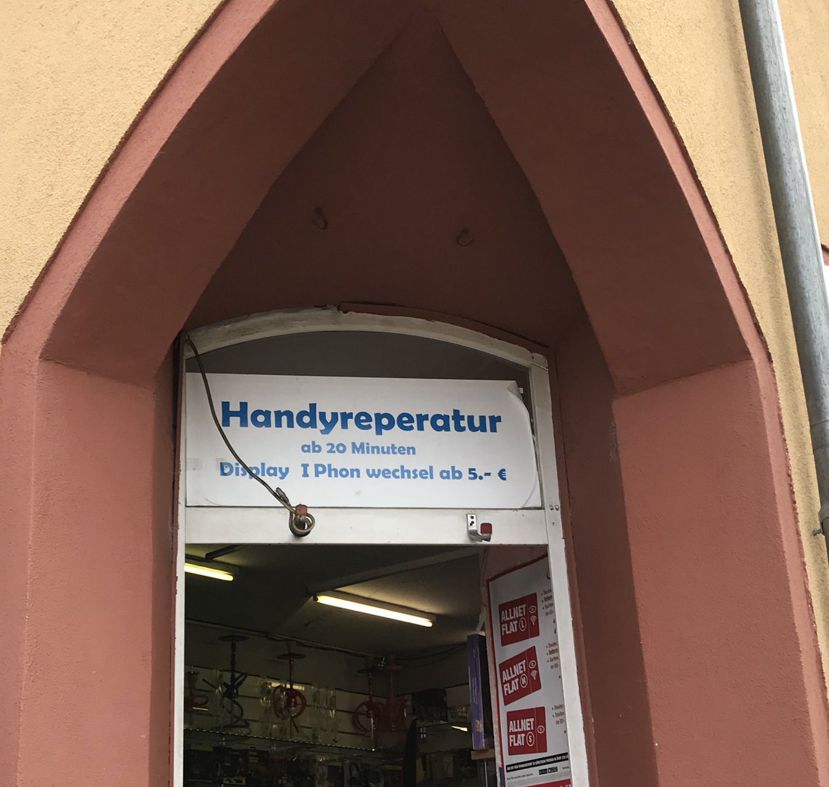 C_me_on's tweet photo. Gestern #SpiderApp. Heute seh ich das hier. Ob ich’s mal versuchen sollte???
Bestimmt seriös und von hoher Kwalität 😂 #iphonOhneE #displaytausch https://t.co/RA5FXqt6qG