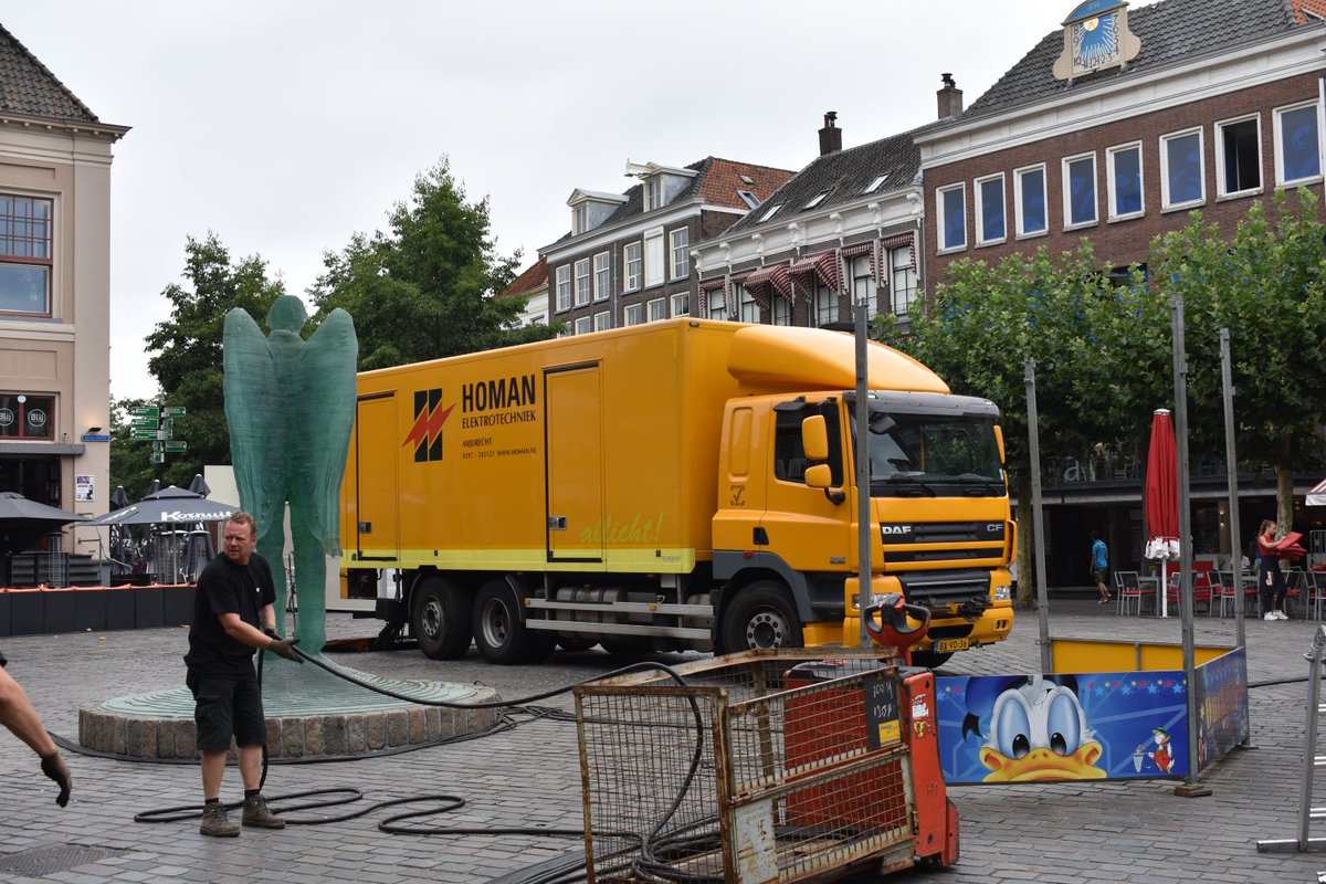 PdDenekamp's tweet photo. "Of je stopt de stekker erin!" 

De opbouw van de Zwolse Zomerkermis is in volle gang. @ZwolleKermis @TeamStadsdeelMi @Homanbv #Zwolsezomerkermis #Zwolle https://t.co/JxfN7FI3RM