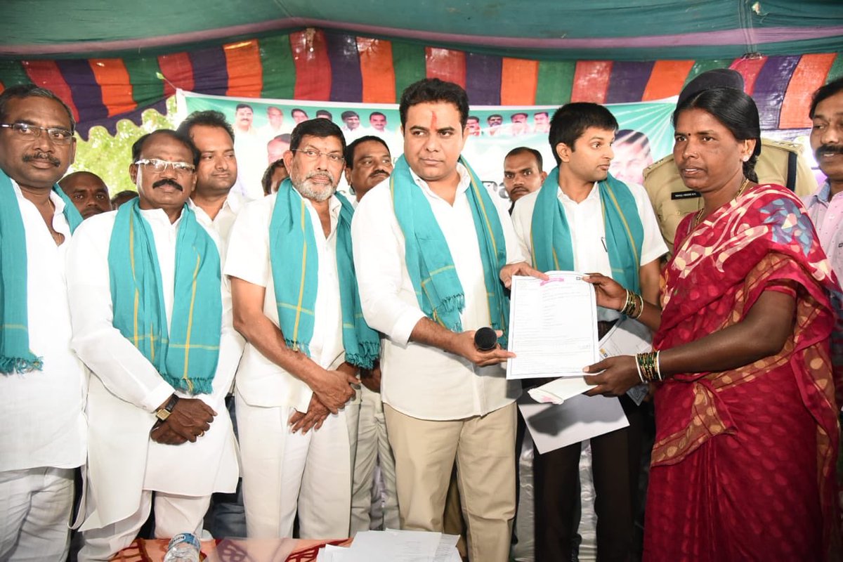 MinisterKTR's tweet photo. Minister @KTRTRS distributed Rythu Bheema policy bonds to the beneficiaries in Rajanna Sircilla dist today. @Collector_RSL Krishna Bhaskar and SP Rahul Hegde participated in the program. https://t.co/D3H5EWdp5r