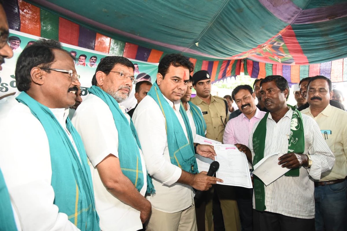 MinisterKTR's tweet photo. Minister @KTRTRS distributed Rythu Bheema policy bonds to the beneficiaries in Rajanna Sircilla dist today. @Collector_RSL Krishna Bhaskar and SP Rahul Hegde participated in the program. https://t.co/D3H5EWdp5r