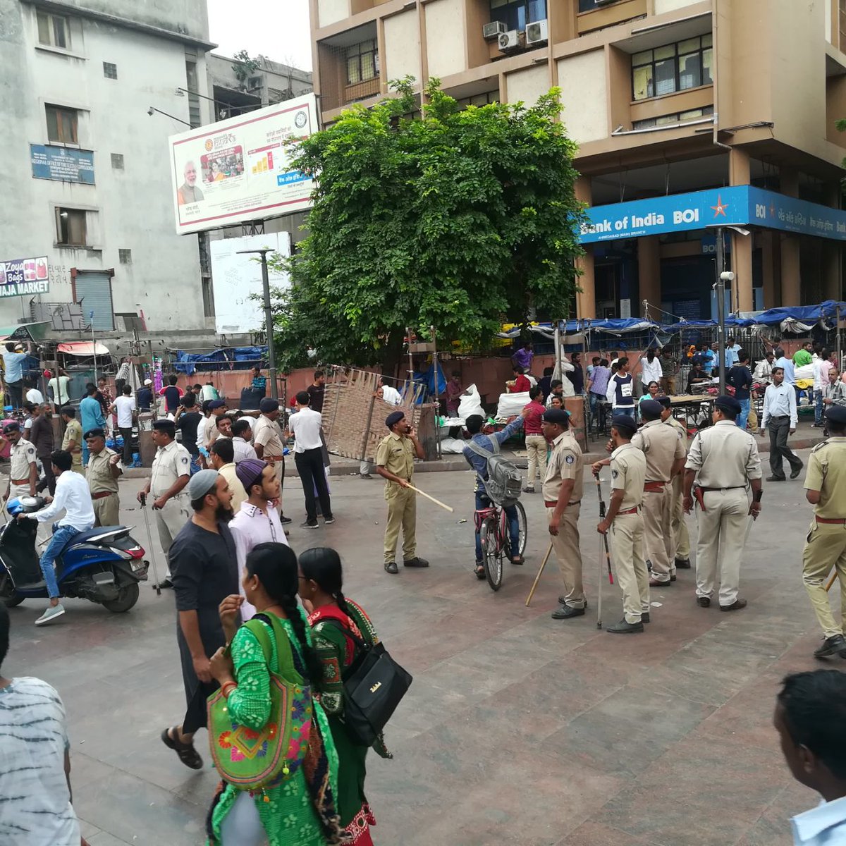 Iconic historical monuments of Ahmedabad's Teen Darwaja, Bhadra fort is now encroachment free. Police and corporation removed hawkers and illegal construction in this area today.