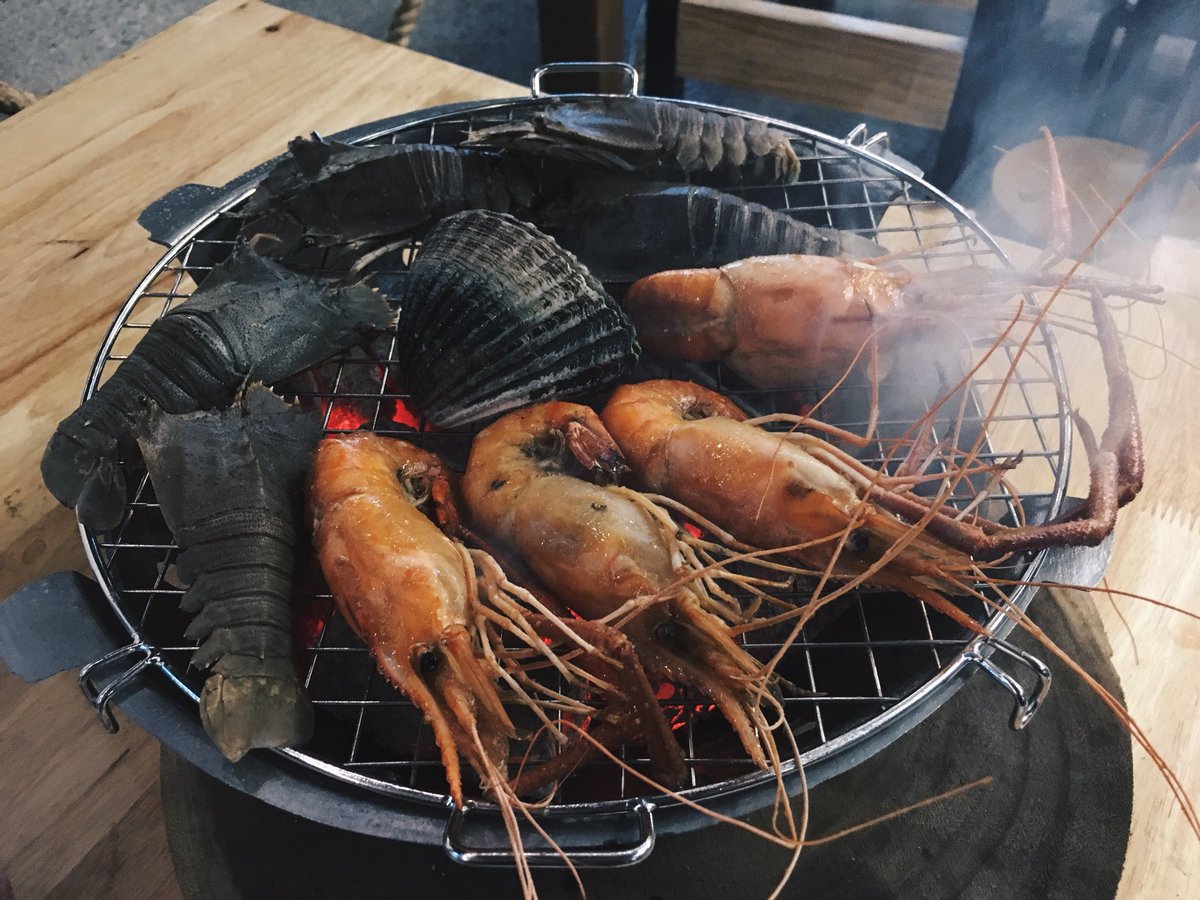 muse_theptas's tweet photo. บุฟเฟ่ทะเลเปิดใหม่ bts พญาไท 599.- มีโปรโต๊ะนึงให้ Lobster 1 ตัวด้วย หอยแครงตัวเท่าหัวคน กุ้งสดซดหัวมันเลย อร่อยดีแนะนำ ร้านสวย มีที่จอดรถ เพิ่มบุฟเบียร์ 199.- #อร่อยไปแดก https://t.co/zx7o6WQowS