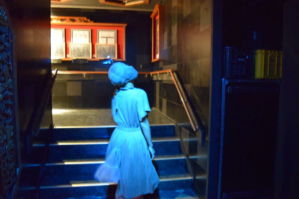 イべニア Evenear 横浜大世界アートリックミュージアム でやっているお化け屋敷 The Witch 女性がプロデュースしていて 怖いのに美しい空間になってました 夜の美術館 がテーマで ダークでミステリアスな雰囲気が好きな人はおすすめ なんと撮影