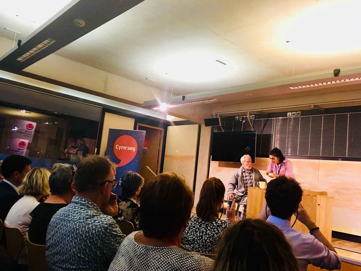 Rhianangharadda's tweet photo. Cydweithio traws sector -dangos gwirionedd bywyd drwy ddrama | Cross sector  partnership - drama reflecting reality #dementia @ComyGymraeg @alzheimerssoc @BetiGeorge @SeneddDGCh @mirain_fflur #dyfanroberts @ArwelGruffydd #YTad @TheatrGenCymru @PontioTweets Diolch am y gwahoddiad https://t.co/PUJDfqPdHY