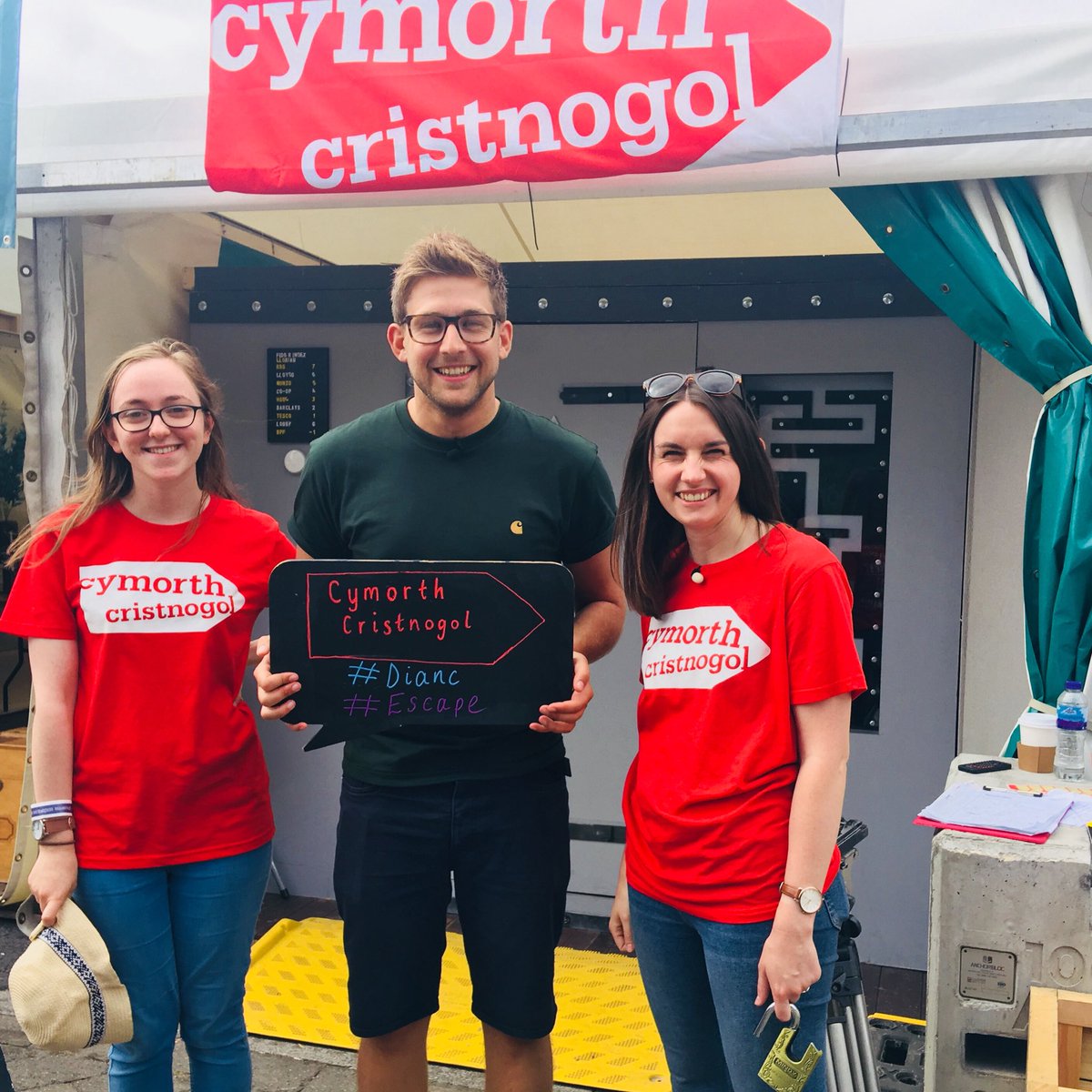 DileuTlodi's tweet photo. Gwych iawn @SteffanPowell nes di llwyddo #dianc o’r banc! Odd a criw camera dim helo o gwbl! Diolch am taro draw i ffilmio ein Ystafell Dianc newid hinsawdd @eisteddfod 🎥 @S4C https://t.co/xxJZMfXyqw