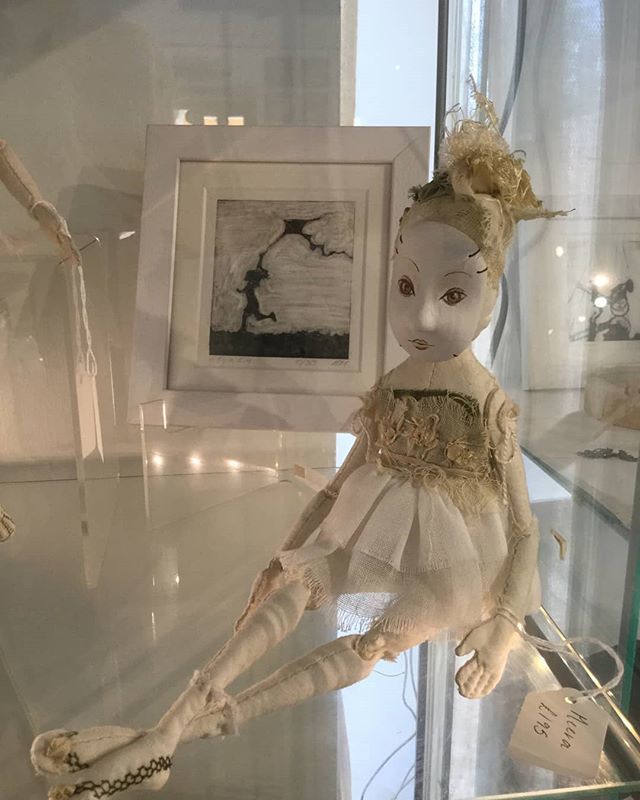 court_gallery's tweet photo. Pleased that @hayleymolesworth had joined us. She makes delightful doll like figures and small hand #prints #3d #3dwork #newtous. Pop in and see in the #flesh #galleriesoninstagram #paperclaydoll  #textiles https://t.co/RwmokdU3gK https://t.co/wsTvRXakaV