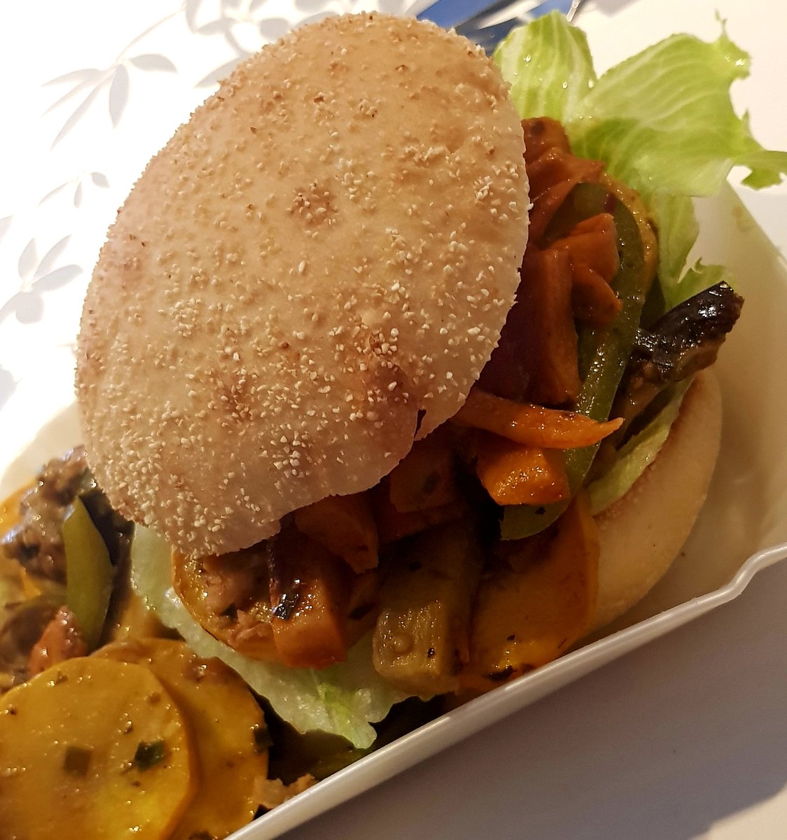 SabrinaJedward's tweet photo. BurgerTime😋🍔 https://t.co/S5qpNyifk6