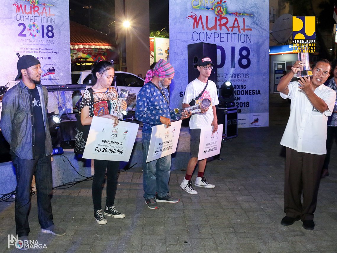 pu_binamarga's tweet photo. Haiii Sobat! Pemenang Mural Competition 2018 pun ditetapkan. Pada Selasa (7/8) diserahkan piala dan juga hadiah bagi para juara oleh Sekretaris Badan Pengatur Jalan Tol (BPJT), Darda Daraba yang mewakili Menteri PUPR. 
#MenyambungNegeri #KompetisiMural #Tol #TolWiyotoWiyono https://t.co/zcDMh7acwY
