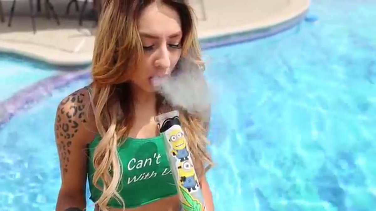 ChocolateThai's tweet image. PotheadPals #ganja #marijuanamodels #chronic ow.ly/kmyM30lilNr  #pothauler #MMJ #marijuana @weednboobs #medicalmarijuana ?#potprincess #stonerbabe ow.ly/D8Kh30lilNs