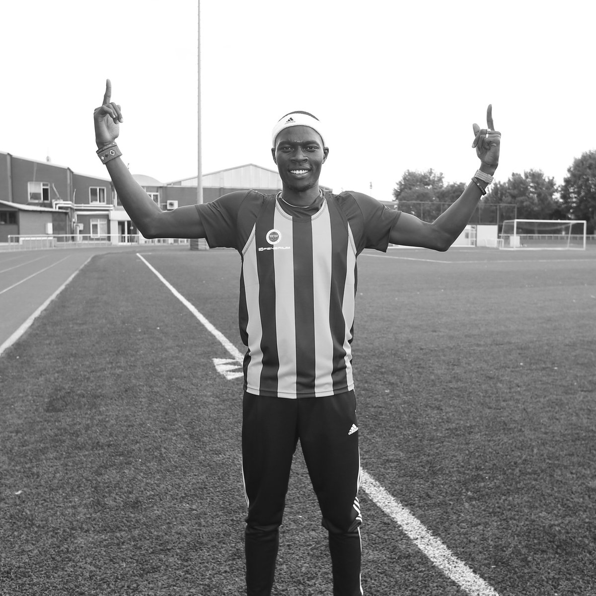 Fenerbahce's tweet image. Kulübümüzün Atletizm Şubesi sporcularından Dünya Şampiyonu atletimiz Nicholas Bett’in, Nandi kentinde trafik kazası geçirerek vefat ettiği haberini derin bir üzüntüyle öğrenmiş bulunmaktayız.
