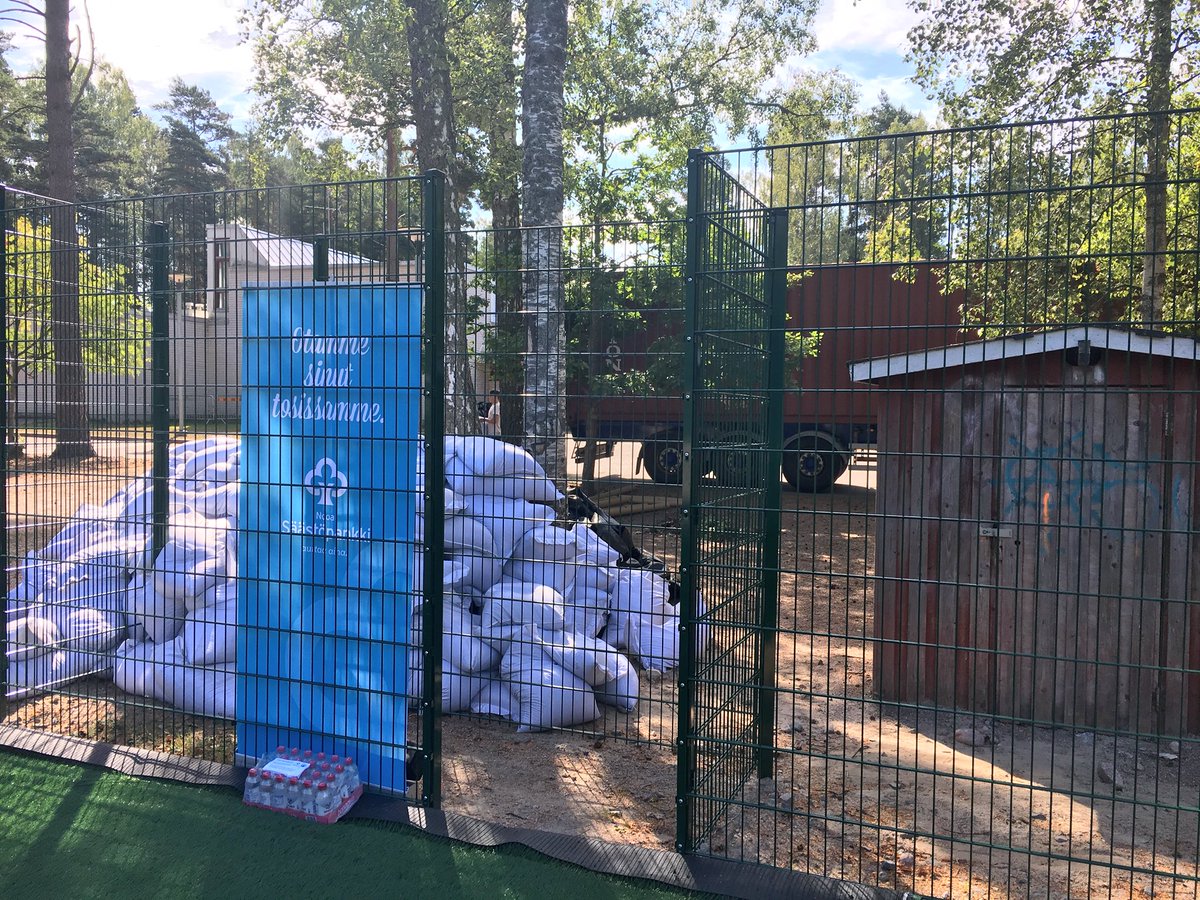 Yhteistyömme <a href="/HooGee_/">HooGee</a>’n kanssa etenee!
Tekonurmiareenan rakentaminen on käynnistynyt ja HooGeen talkooporukka ahkeroi parhaillaan Toppelundin tekonurmen asennustöissä. 
Yhteistyöstä tarkemmin: bit.ly/yhteistyöNooaS…