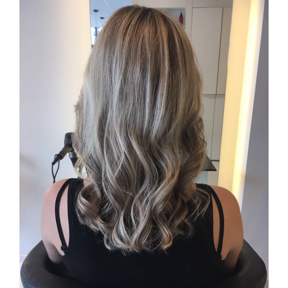 GORGEOUS HAIR ✨ . . . 
#perfect job Sharon 👊🏼 #angelihairstyling #hair #haircolor #highlowlights #highlightshair #lowlights #lanza #lanzalove #donewithlanza #healinghaircare #healthyhair #summerhair 
📍 #Bennekom Dorpsstraat 47-A 0318 830330
📍 #Ede Molenstraat 149 0318 613183