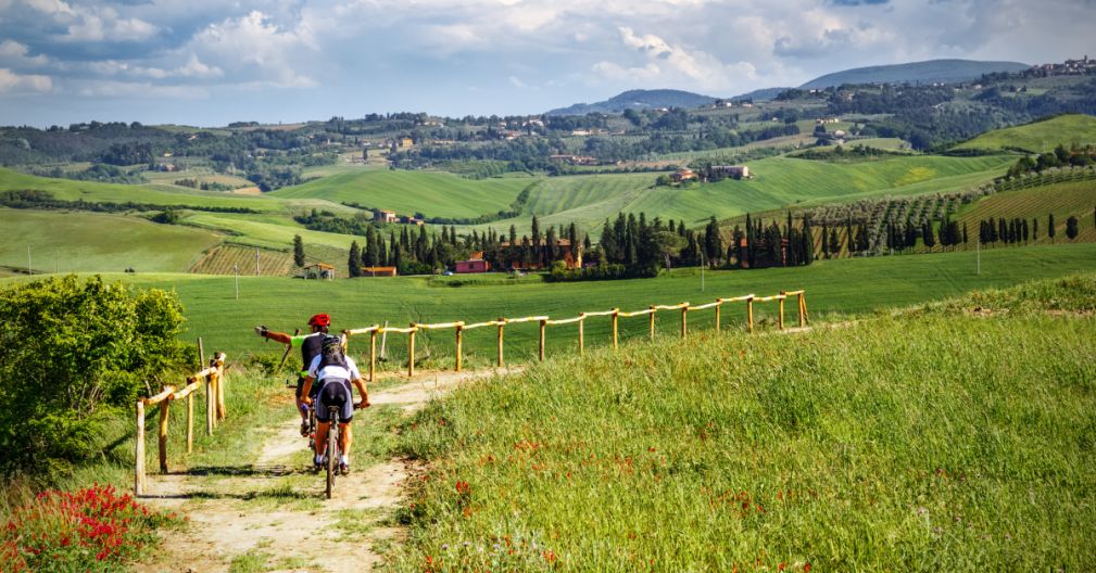regionetoscana's tweet photo. La #ViaFrancigenaToscana è un'esperienza da vivere in auto, a piedi, in bicicletta o a cavallo. Chi è impossibilitato a farlo, può comunque scoprire i suoi #paesaggi unici in modo #virtuale con #GoogleTrek
https://t.co/kohXbK2YXI https://t.co/h6j39Hjl2f