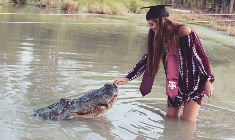 IndViralStory's tweet photo. #Strongbond with #alligator
#Texasstudent decided to do something very unusual took #photos with an #alligator. she developed a strong bond with this alligator named #Tex, and to celebrate the occasion, she decided to take a few snaps with it who she dubbed as a #sweetheart #best https://t.co/e1J8EroXBU