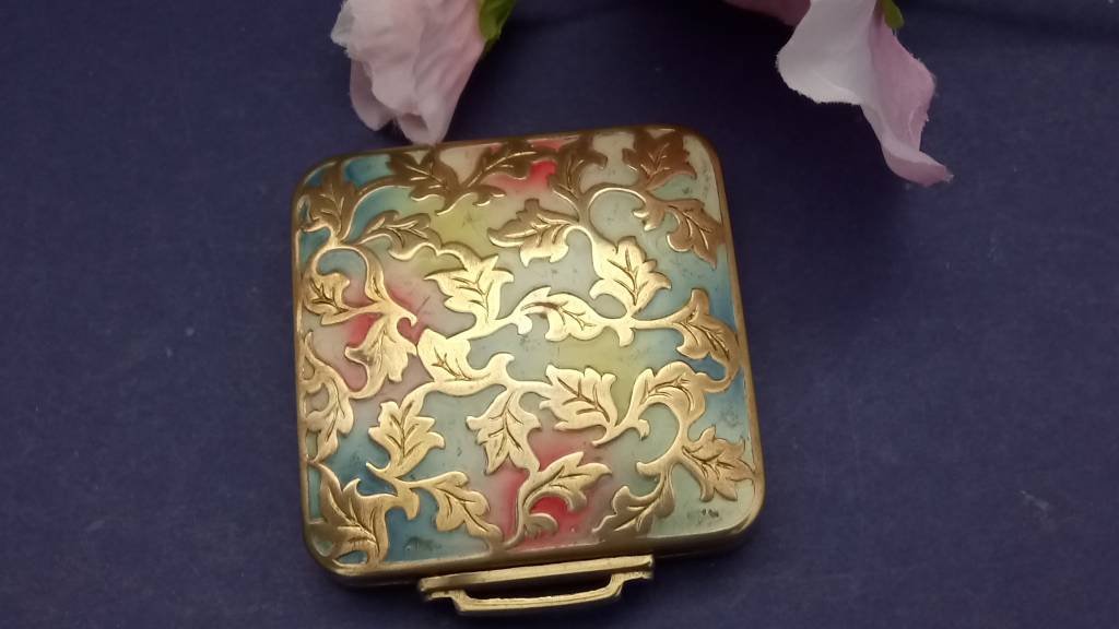 VintageFliss's tweet photo. Rare unusual 1930s powder compact, Princess, made in USA, square enamelled compact https://t.co/jx9IY5NNgE #bagsandpurses #vintage #designclassic #powdercompact #artdecocompact #1930scompact #squarecompact #princesscompact #etsyshop https://t.co/cA9HJWkDlV