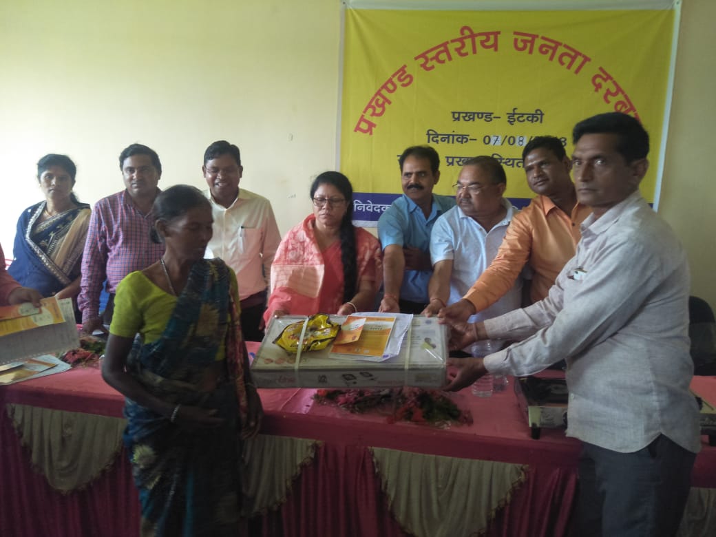 ujjwalaranchi's tweet photo. प्रखंड कार्यालय इटकी में जनता दरबार लगाया गया, प्रधानमंत्री उज्ज्वला योजना के तहत 300 लोगों को मुफ़्त में गैस कनेक्शन प्रदान किया गया,कार्यक्रम पर माननीय विधायक श्रीमती गंगोत्री कुजूर ने जनता दरबार का मुख्य उद्देश्य लोगो को अवगत कराया।
@cmojhr @DC_Ranchi @npgjas @Gramswarajya https://t.co/2vqfgshgWn