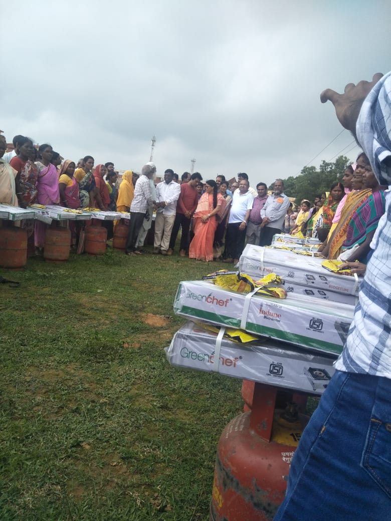 ujjwalaranchi's tweet photo. प्रखंड कार्यालय इटकी में जनता दरबार लगाया गया, प्रधानमंत्री उज्ज्वला योजना के तहत 300 लोगों को मुफ़्त में गैस कनेक्शन प्रदान किया गया,कार्यक्रम पर माननीय विधायक श्रीमती गंगोत्री कुजूर ने जनता दरबार का मुख्य उद्देश्य लोगो को अवगत कराया।
@cmojhr @DC_Ranchi @npgjas @Gramswarajya https://t.co/2vqfgshgWn