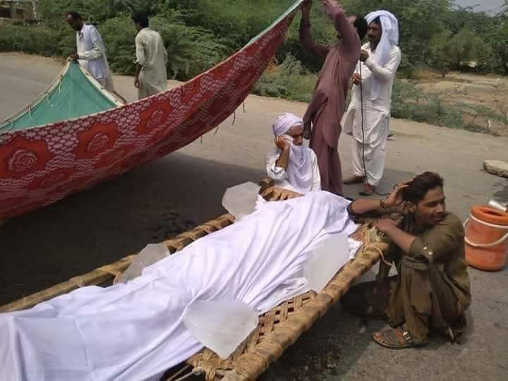 srashidrizvi's tweet photo. کیا ڈی آئی خان نئے پاکستان میں شامل ہے؟ اس لیے پوچھا کہ یہاں شیعہ پرانے پاکستان کی طرح ہی قتل ہورہے ہیں۔ دو ہفتے کے دوران پانچ شیعوں کی ٹارگٹ کلنگ جن میں دو پولیس اہلکار بھی شامل۔
#StopShiaGenocide
#BanASWJ
#BanLEJ
#TalbanKhanGovt https://t.co/2SwQJ5Pz6E