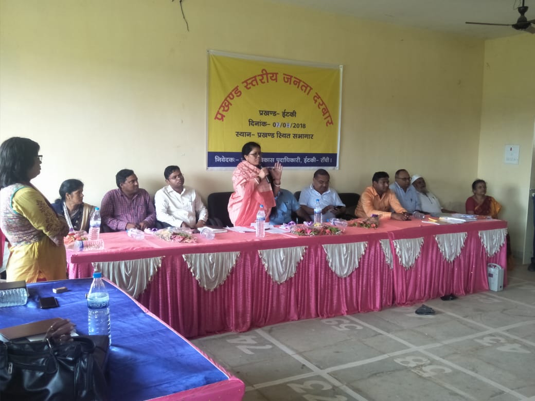 ujjwalaranchi's tweet photo. प्रखंड कार्यालय इटकी में जनता दरबार लगाया गया, प्रधानमंत्री उज्ज्वला योजना के तहत 300 लोगों को मुफ़्त में गैस कनेक्शन प्रदान किया गया,कार्यक्रम पर माननीय विधायक श्रीमती गंगोत्री कुजूर ने जनता दरबार का मुख्य उद्देश्य लोगो को अवगत कराया।
@cmojhr @DC_Ranchi @npgjas @Gramswarajya https://t.co/2vqfgshgWn