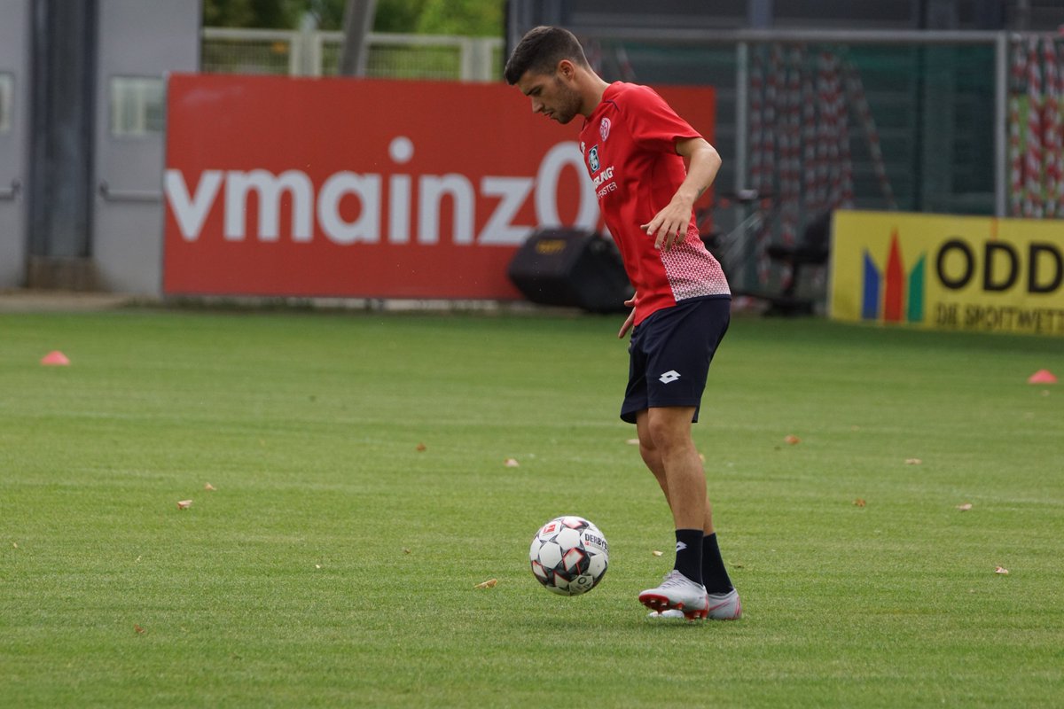 Mainz05en's tweet photo. New boy @aaronmartinn5 🇪🇦 in training today 😍 

#UpTheMainz https://t.co/tulQ4IaKi1