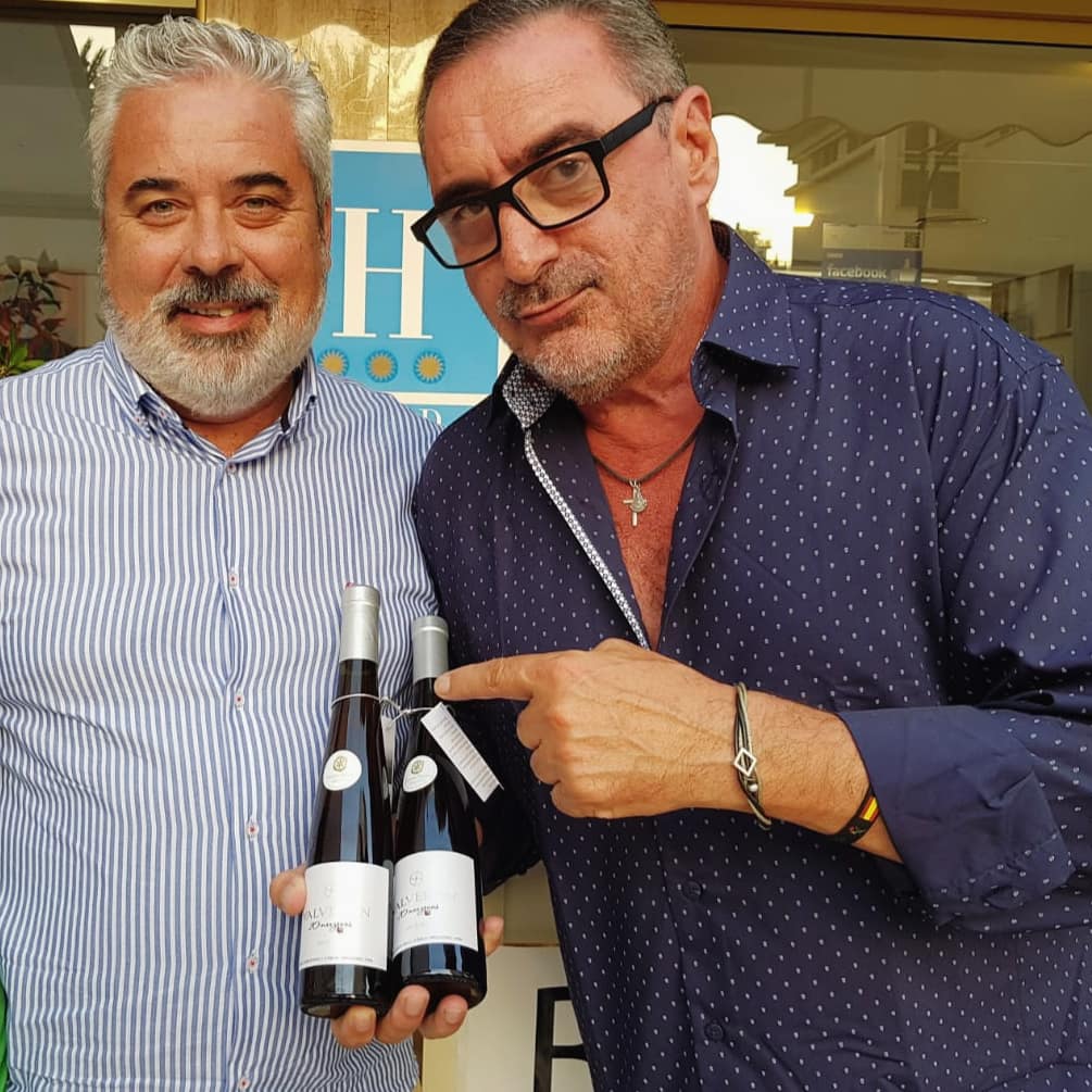 MasaveuBodegas's tweet photo. En Marbella, nos encontramos con @carlosherreracr de camino a una cena con amigos y cuál fue nuestra sorpresa cuando vimos que había elegido sidra de hielo #Valverán 20 manzanas 🥂🍏 ¡Muchas gracias! #MasaveuBodegas https://t.co/engdxipt9O