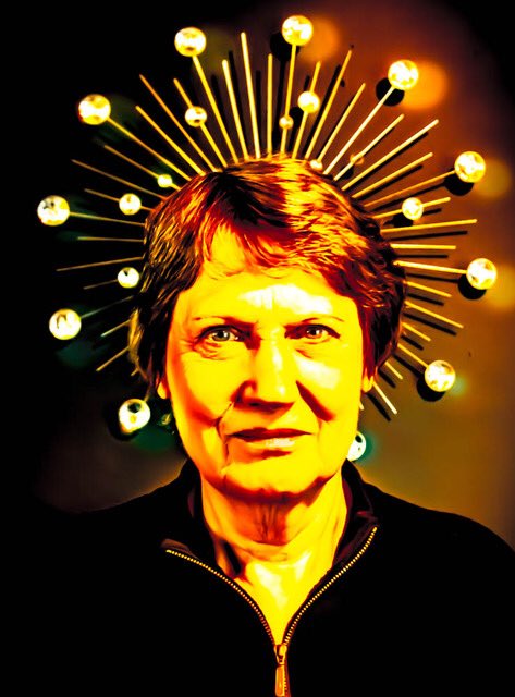 cathbeattienz's tweet photo. My take on Helen. ⁦When a visit to ⁦@snowfarmnz⁩ ⁦@HelenClarkNZ⁩ comes to visit, a chance for an informal photo opportunity should not be missed! Former primeminister of N.Z, ⁦@UNHumanRights⁩ advocate and all round good sport!cathbeattiephotographynz https://t.co/DJnOoT1F2Z