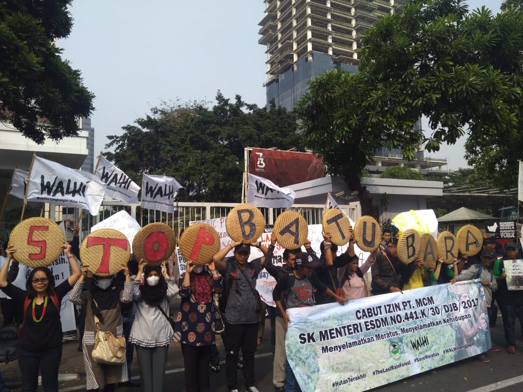 FoEint's tweet photo. .@walhinasional demands #Indonesia Government ends harassment of environment and #humanrights defenders, as farmers protesting development of a coal-fired power plant in #Indramayu, #WestJava face criminal charges #ClimateJustice #EndCoal #StopBatubara https://t.co/Xfz93JR4SZ https://t.co/ZanWc9Wiaa