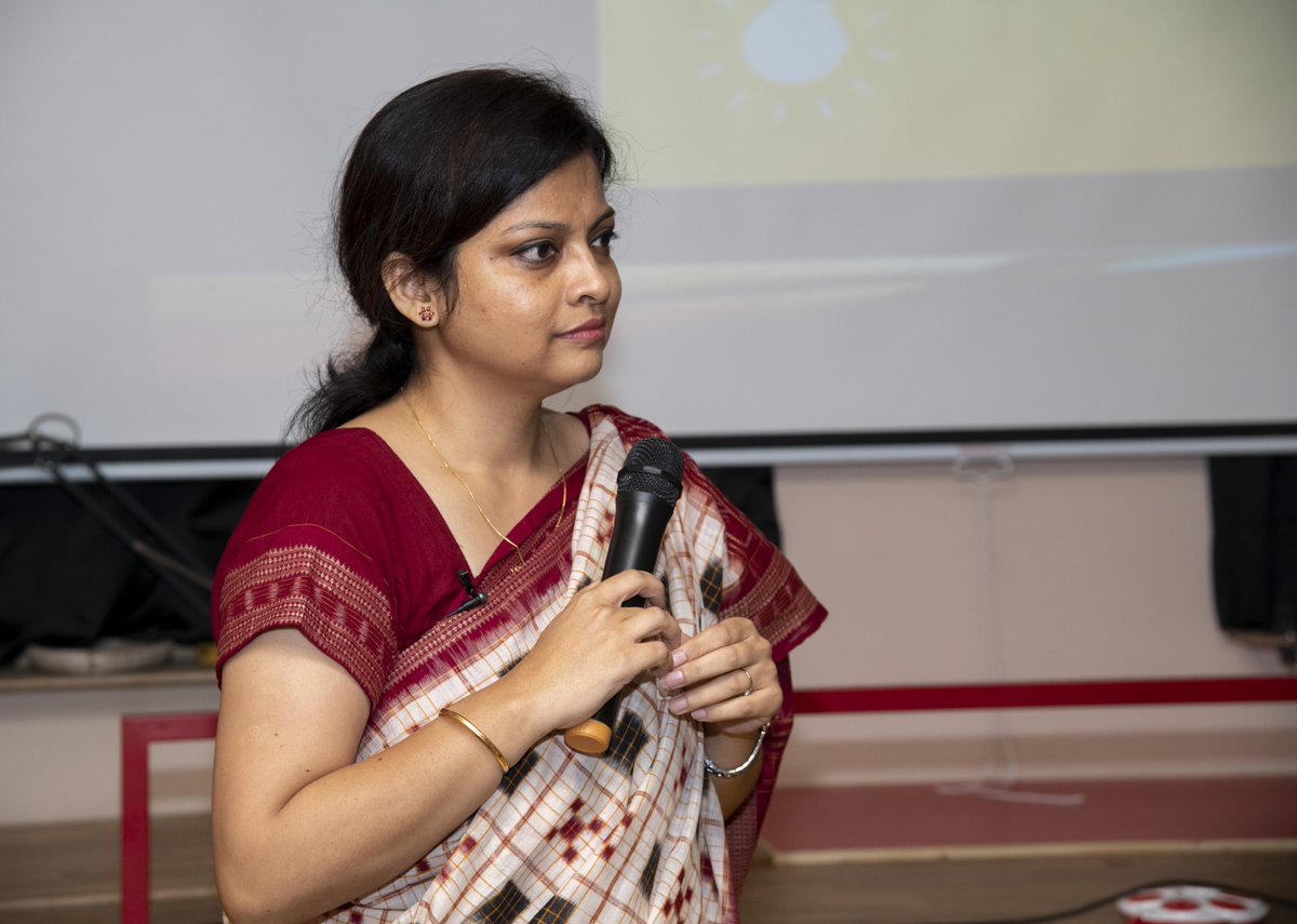 gcwlashoka's tweet photo. Breakthrough Training | When thinking about work-life balance, women are focused on their families. @PoojaPBajpai asks participants to remember that they are integral to the family; their focus needs to be on them too. #BackFromTheBump #RoadMapToLeadership https://t.co/Xs4wUNJe8v