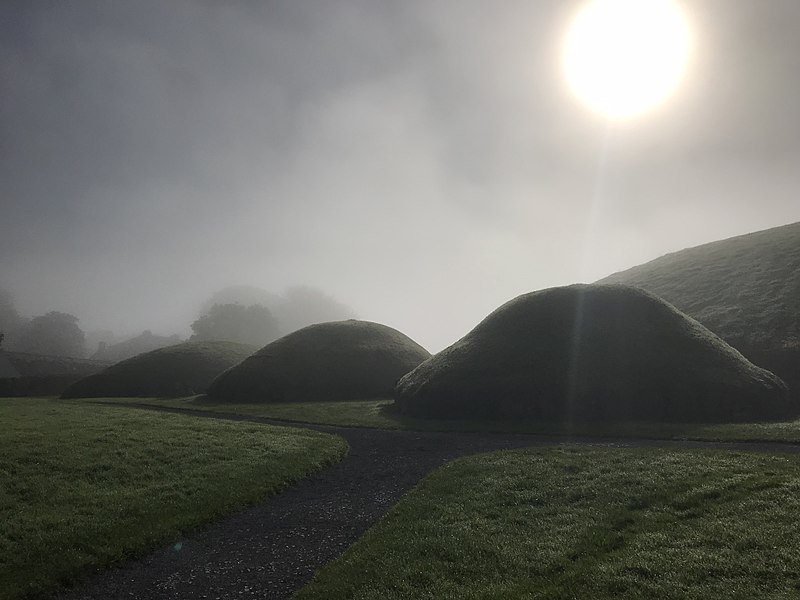 Neolithic burial mounds at Knowth, Co. Meath via Abra87 commons.wikimedia.org/wiki/Wiki_Love…