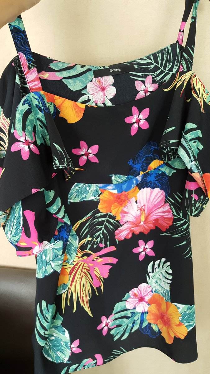 AmandaC72's tweet photo. @therealgokwan @Rylan @thismorning my George top very similar to your background print https://t.co/6HMhjPd7mN
