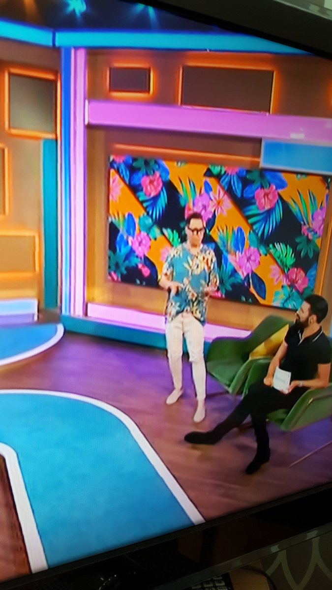 AmandaC72's tweet photo. @therealgokwan @Rylan @thismorning my George top very similar to your background print https://t.co/6HMhjPd7mN