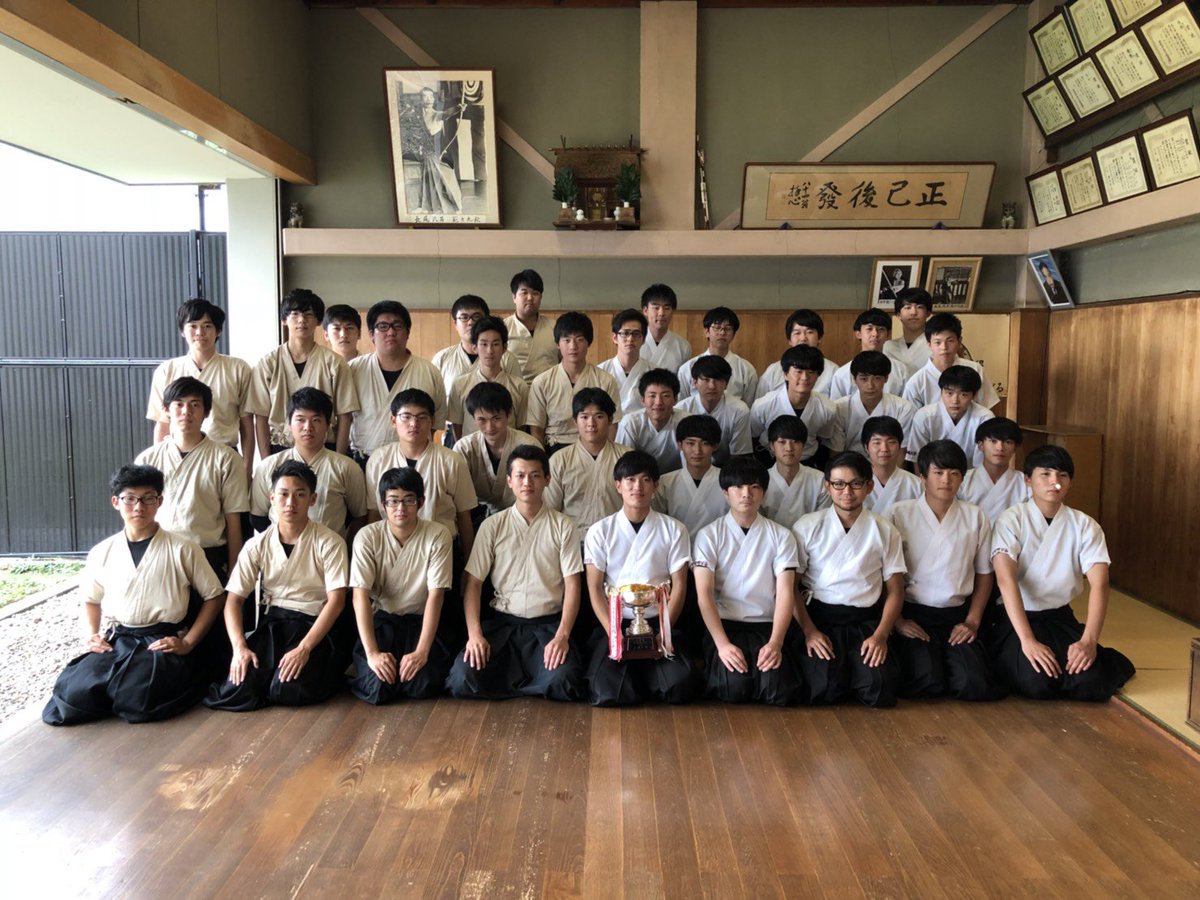 近畿大学体育会弓道部 Auf Twitter 8月8日 男子定期戦 対京都橘大学 於近畿大学 午前の部 トーナメント形式 優勝 近畿大学aチーム 午後の部 リーグ形式 先攻 京都橘大学 126中 後攻 近畿大学 1中 よって 京都橘大学の勝ち