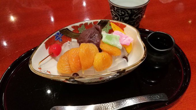 夕飯の時ですが甘味を注文してしまいました(๑>؂<๑) 