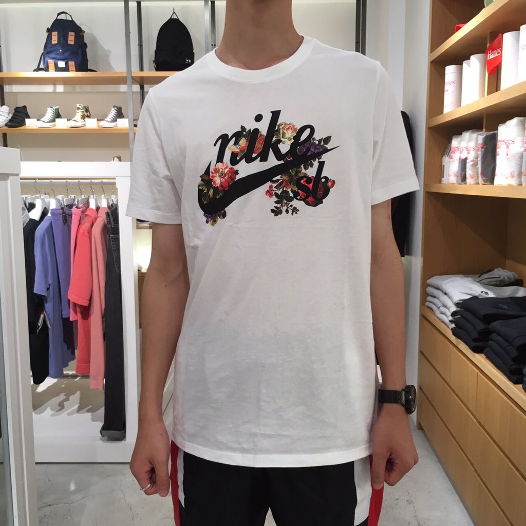 ESSENCE_BP's tweet photo. 【8/11 発売】
NIKE TSHIRTS ¥3,000+TAX
2色展開
#nike #kicks #esbp #essencebp https://t.co/xZ9T4JMvOA