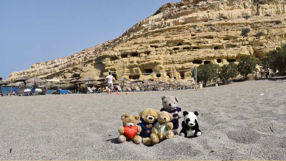 #Travelling #Bears at the #caves in #Matala in #Crete travellingbears.dk/bears/crete-ha…