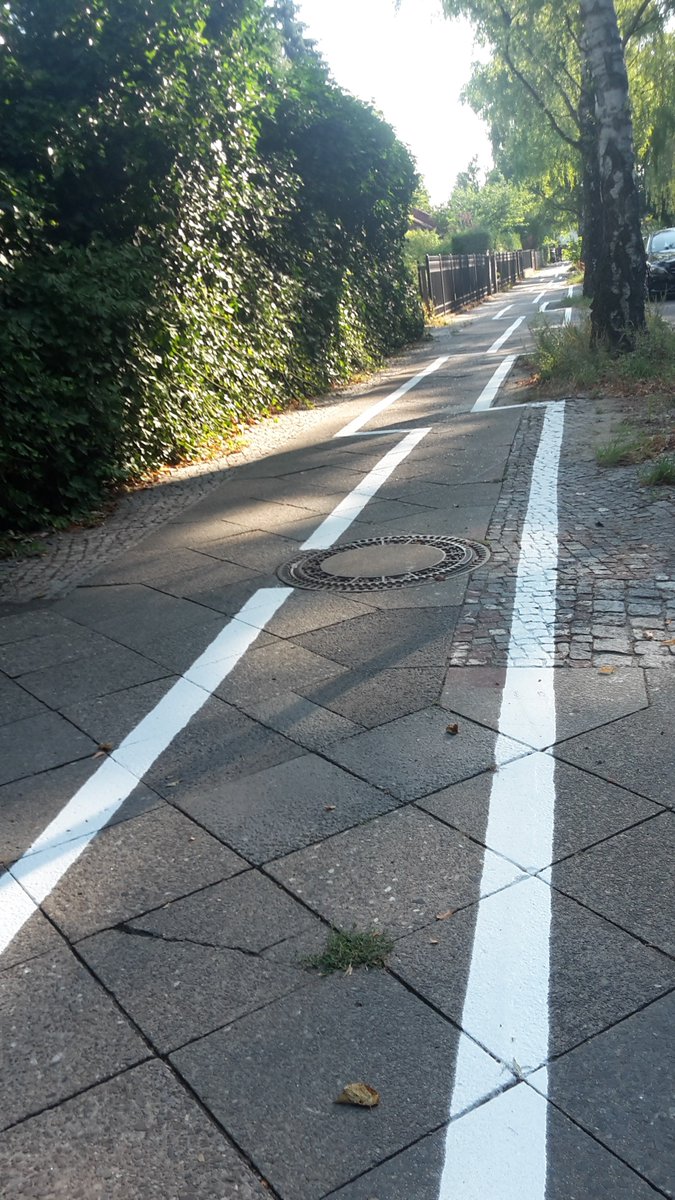 Der Zickzack-Radweg von #Zehlendorf an der Leo-Baeck-Straße ist keine Kunstaktion. Bezirksamt: Firma führte Auftrag etwas anders aus als geplant. Schön, soll aber wieder weg! 

tagesspiegel.de/radwege #Berlin #Kiezkamera #Radwege