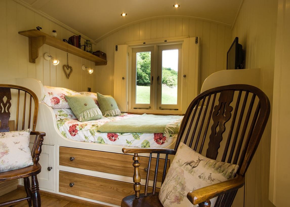 #Escape the #hustleandbustle of day to day life whilst still enjoying plenty of #homecomforts at Haddy's Hut.
camping-directory.uk/2662
#ShepherdsHut #Glamping #Hope #Derbyshire #SmallSpaceLiving #InteriorDecor #Cosy #Hut #CosyLiving