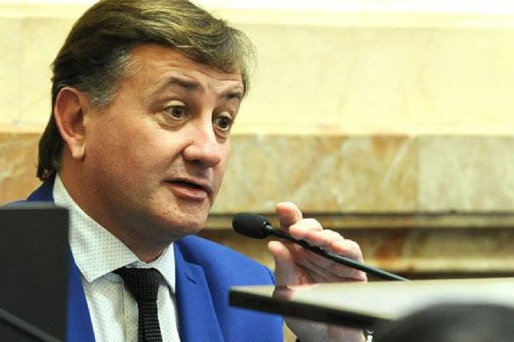 "Debemos sentirnos identificados con la sociedad que pide un debate responsable. Pide que la política esté presente en los temas de la realidad y éste es un tema de la realidad". <a href="/J_CatalanMagni/">Julio Catalán Magni</a> #AbortoLegalYa #EsHoy