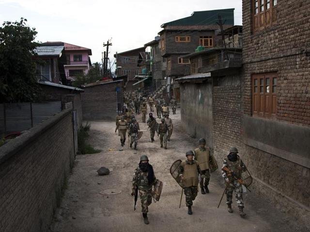 RubabRida_Syed's tweet photo. #HumanRightsViolations by Indian Occupation.
Occupier armed forces can steal any thing from houses&amp; shops in Kashmir.
Thieves &amp; Invaders #IndianArmy stealing apples from #Kashmiris orchards.

#SaveArticle35AForKashmir  #FreeKashmir from Bhooka Nanga Hindustan
#HRC38 https://t.co/9nAdxMxTcd