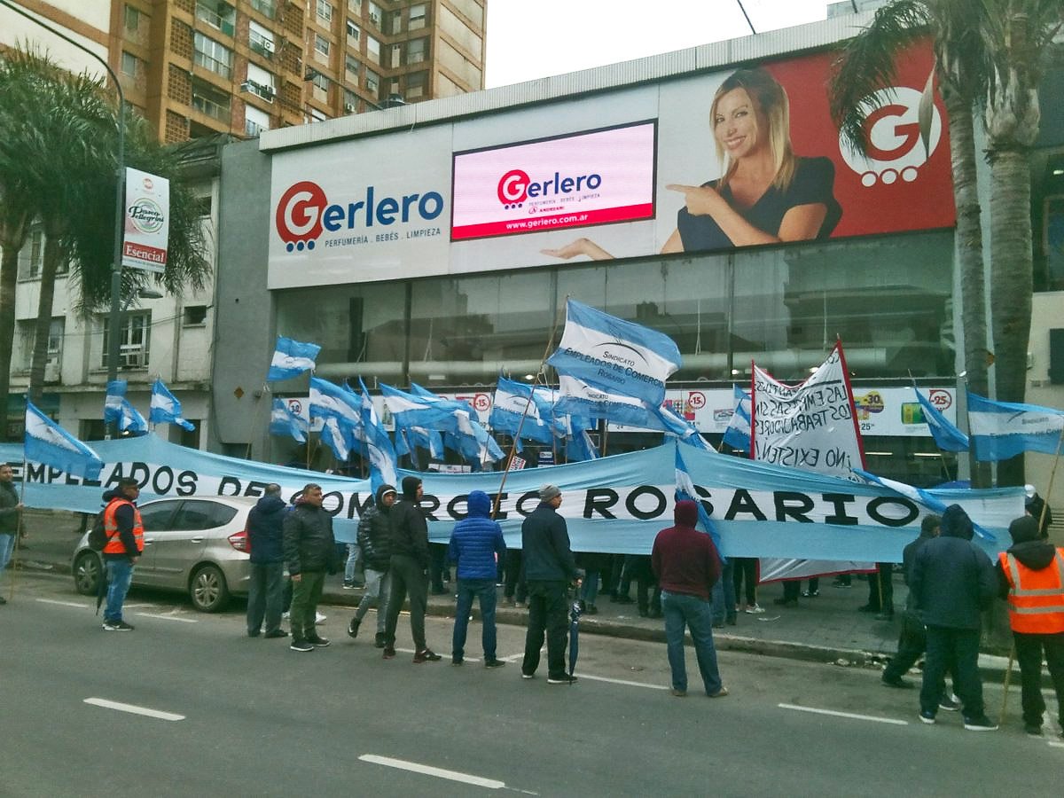 elciudadanoweb's tweet photo. Empleados de comercio protestan por los despidos en #Gerlero | Acusan "maniobra" de la empresa para desprenderse de los empleados de mayor antigüedad sin asumir las indemnizaciones de ley ➡️ https://t.co/zA6yclBpqx https://t.co/v1EmuU5YPf