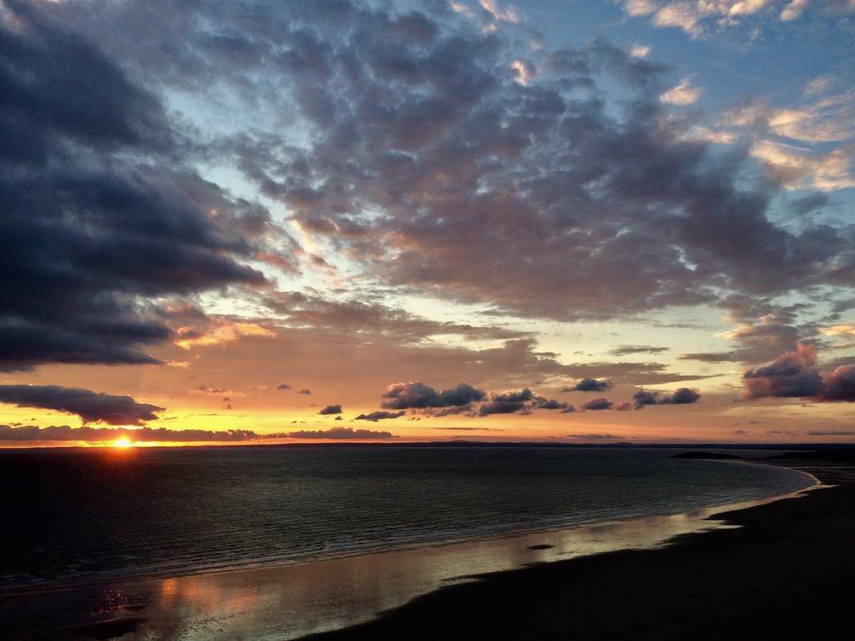 Rhossili, Gower Peninsula, sunset yesterday evening @DerekTheWeather @ruthwignall @visitwales @BBCWthrWatchers @WalesOnline @iLikePics_Daily @BBCWalesToday @huwbbc @RealSirTomJones