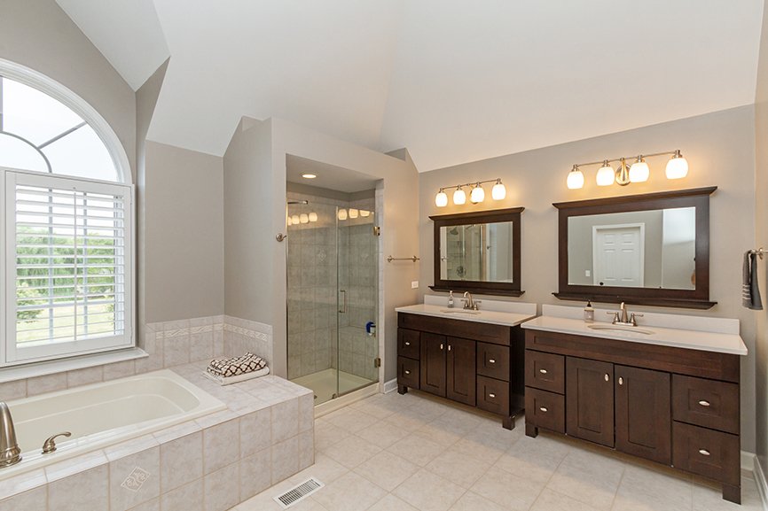 SLeonardTeam's tweet photo. Who else would LOVE to get ready every day in here? #bathroomgoals #sarahleonardteam #slt #currentlisting #realestate #homeforsale https://t.co/rxh80JQwlP https://t.co/vxoQ3382Gp