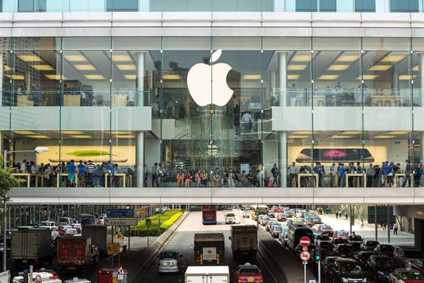TeamLaunchable's tweet photo. Apple wants to turn your car windscreen into a giant augmented reality HUD
 
It will offer features for Maps and FaceTime. 
 
#BeLaunchable  
 
https://t.co/vl6JzfKs2H https://t.co/NyBsaWWiWH