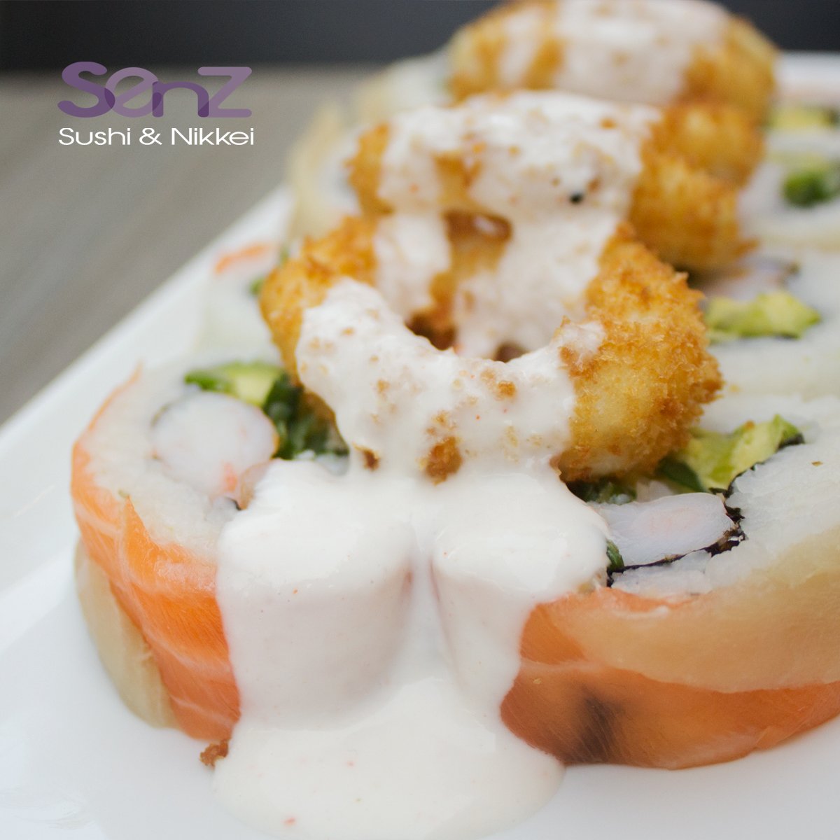 #SenzLovers no pueden dejar de probar nuestro Calamar Crocante Roll 🔥😍
Camarón, palta y cebollín, envuelto en salmón y reineta, coronado con calamar frito y salsa acevichada. 💜
¡LES VA A ENCANTAR!
#SenzLover #SushiSenz #Nikkei #Sushi