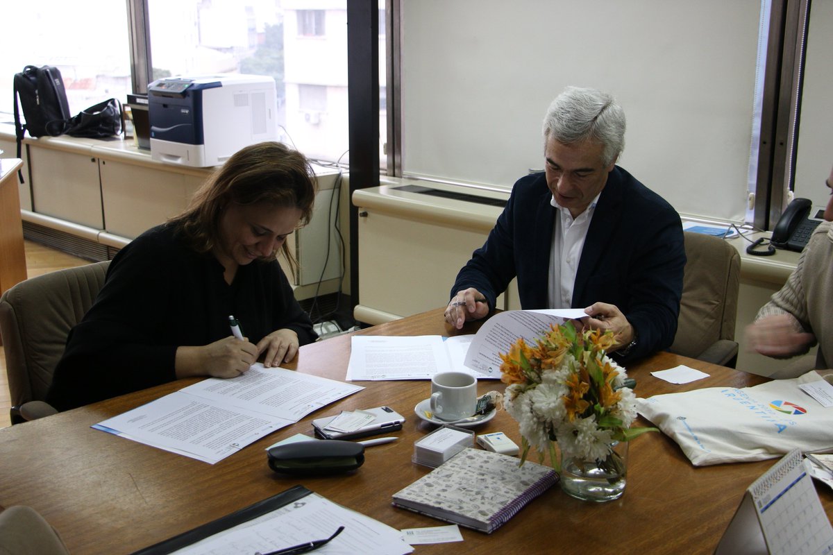 CNCPS_oficial's tweet photo. 📝🤝Firmamos un #convenio de cooperación con @tecnodelplata, para trabajar conjuntamente por los #ODSArgentina y la #Agenda2030.
@agostogabriela, Sec. Ejecutiva de @CNCPS_oficial y @josewochoa, Pte. de #FUTEP
#ODS #17objetivos #UnDesafíoUnaOportunidad #TrabajandoJuntos https://t.co/wFKqY1ufif