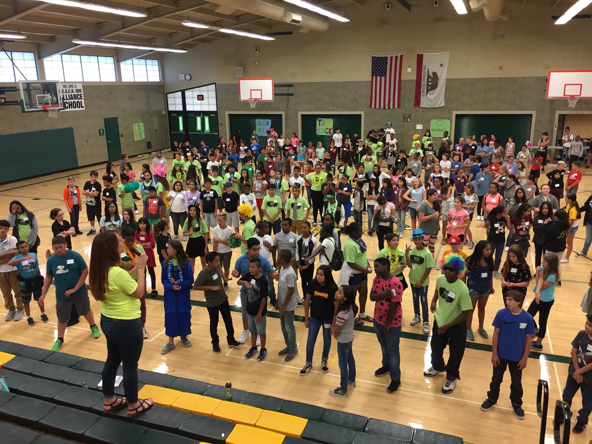 JENNASchuette's tweet photo. Amazing Parent Meet &amp; Greet with Parents and WEB Student Welcome at Mills Middle School! #TeamFCUSD #MillsMustangs2018 https://t.co/WVLkyQ8zKZ