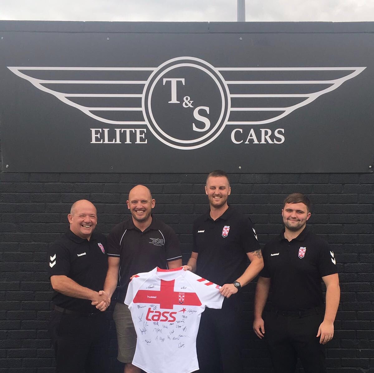 tandselitecars's tweet photo. Proud to have sponsored the England @UniversityRL team! Big thanks for the signed shirt and good luck for the future! #TeamElite #Sponsorship #England #Proud 🏴🏴 https://t.co/2HODlZrP7k