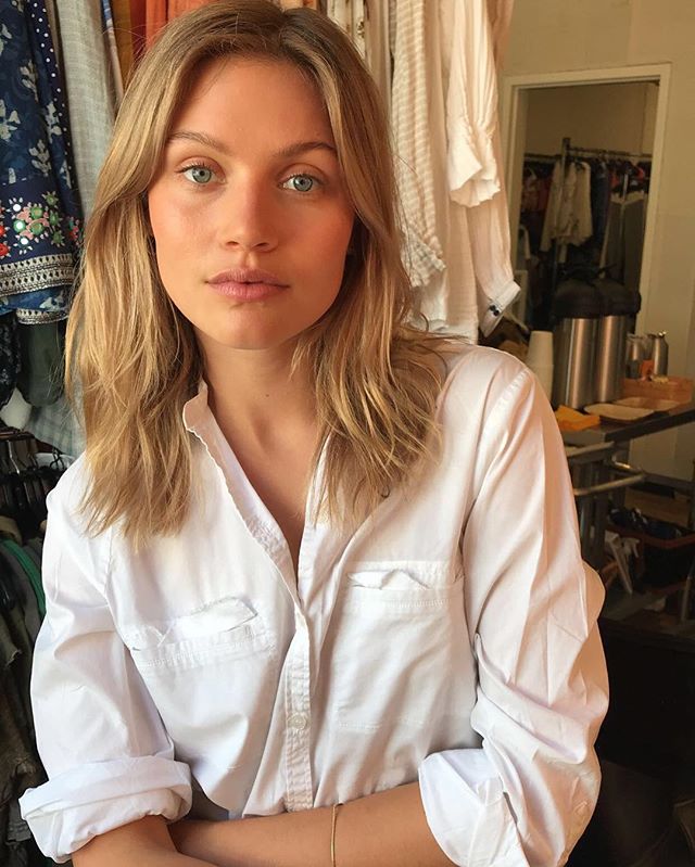 TOP TIP 🌹 Keep unruly eyebrows tamed with with a touch of Rosebud Salve ✔︎✔︎✔︎
Thanks to Michele Clark for the tag on this beautiful look on the gorgeous Caroline Corinth ❤️ #RosebudStories #MUA #EyebrowHacks
